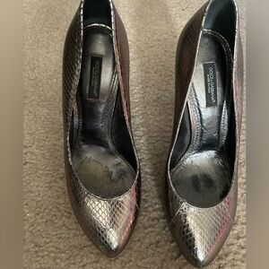 Beautiful gradient silver Dolce and Gabbana 100 pumps. Sz 7